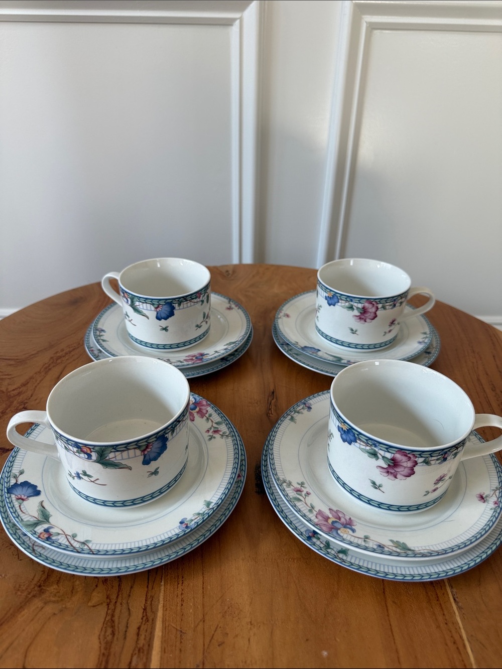 Oneida Blue Lattice Fine Porcelain Set of 4 Tea Cups W/Saucers & Dessert Plates